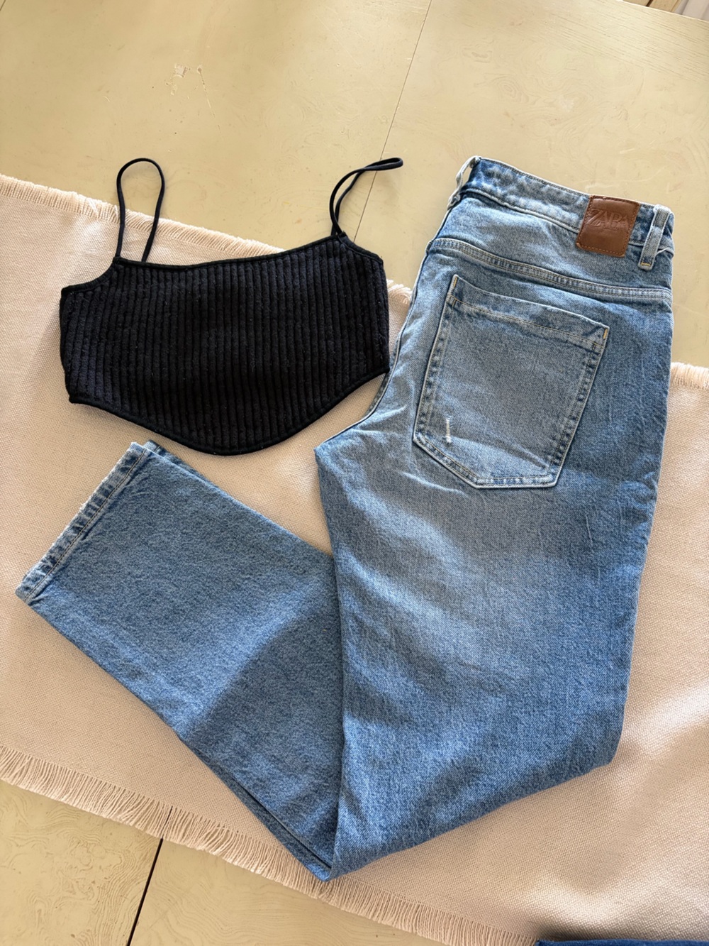 Zara Relaxed denim ankle Jeans Womens size 6 with black top size M
